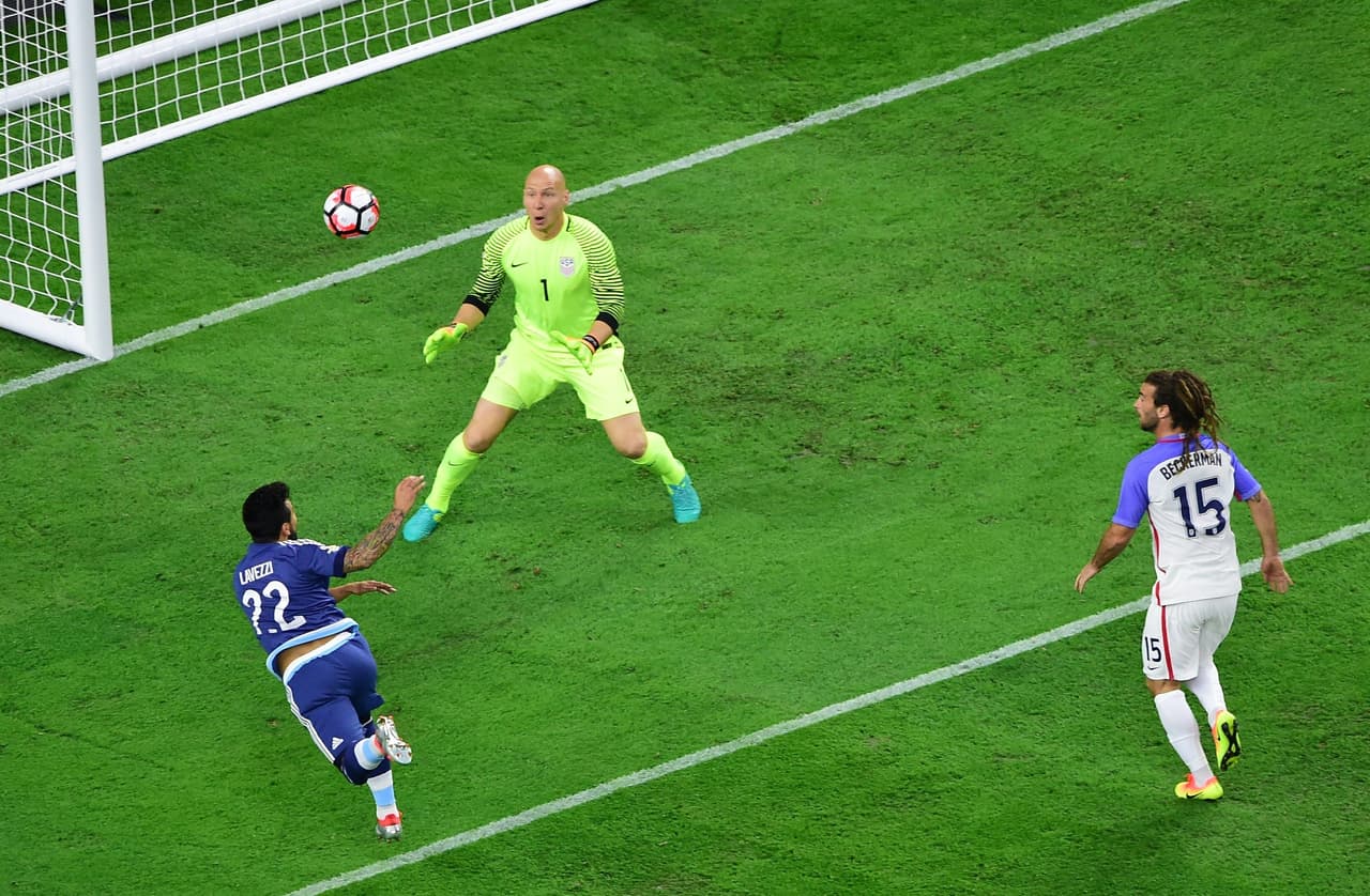 1. Brad Guzan: Se notó muy nervioso desde que comenzó el partido y apenas a los tres minutos ya tenía el 1-0 en contra. No supo si atacar la pelota o quedarse en el arco y Lavezzi lo superó por arriba tomándolo a media salida. Fue responsable en dos de los cuatro goles que se comió. Calificación (3)