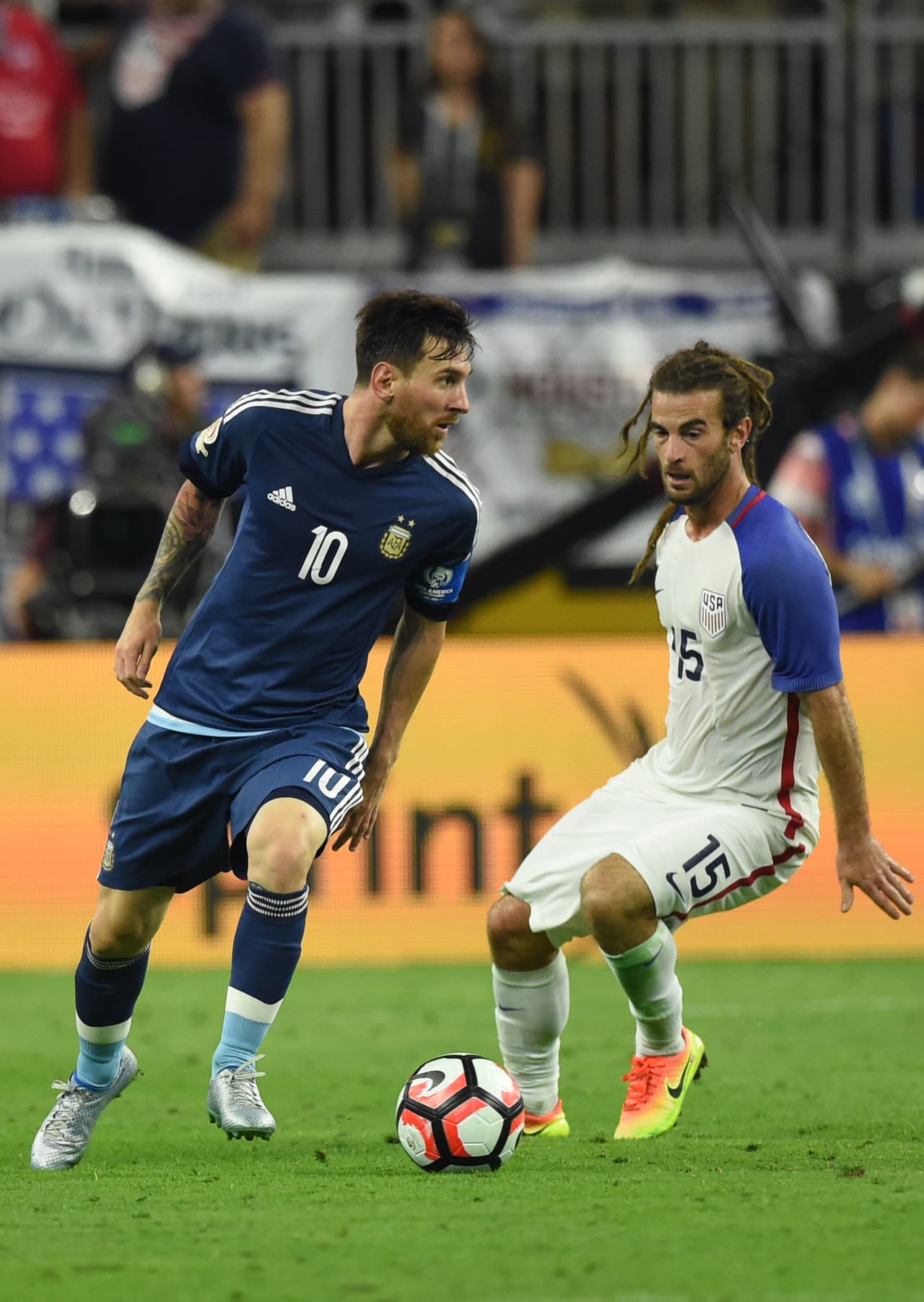 15. Kyle Beckerman: Fue una de las modificaciones obligadas de Klinsmann por la ausencia de Jermaine Jones. Se ubicó de escudo e intentó ser la sombra de Messi sin lograrlo para nada. Tuvo mucho trabajo y acabó fundido por lo que el técnico tuvo que sacarlo para meter a un joven defensor. Calificación (4)