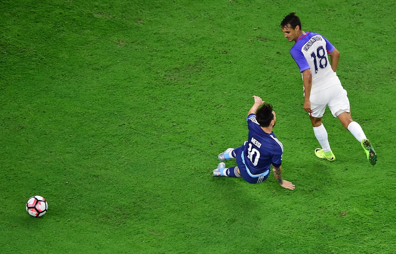 18. Chris Wondolowski: Le quedó muy grande el partido. Klinsmann lo puso de titular por su experiencia pero no respondió y solo se hizo notar por atropellar a Messi en la falta que ocasionó el 2-0 donde salió amonestado. Lo sentaron para el complemento. Fatal. Calificación (2)