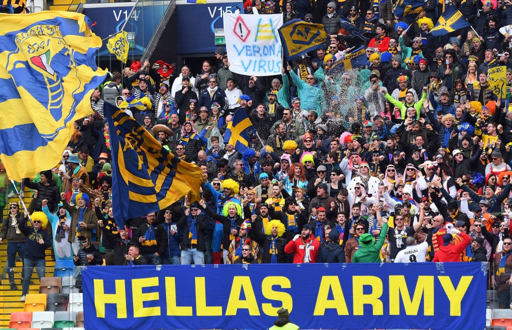 La afición del Hellas Verona se trasladó hasta Udine para ponerle color a las gradas del Dacia Arena. Los más fieles denominados 'Hellas Army' se hicieron notar.