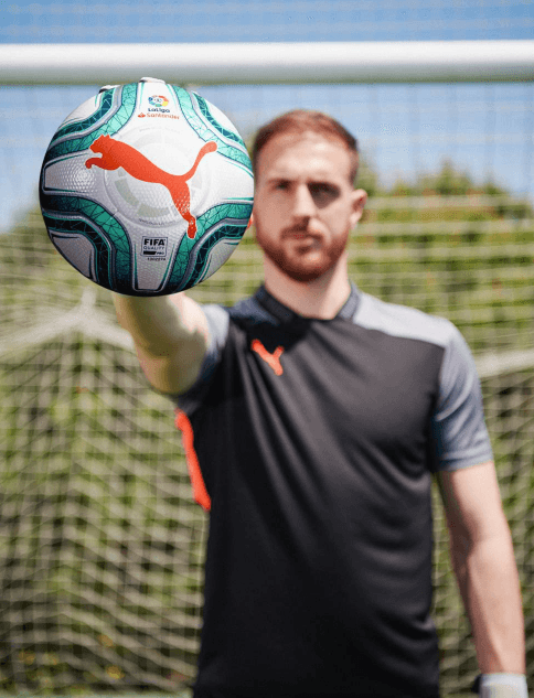 Después de 20 años de contrato con Nike, La Liga estrenará nuevo balón de la mano de Puma. Para esta ocasión el verde es protagonista en distintos tonos con tecnología de última generación. Junto al logotipo de la marca alemana se encuentra también una identidad de la organización en gris lo que lo hace aún más exclusivo.