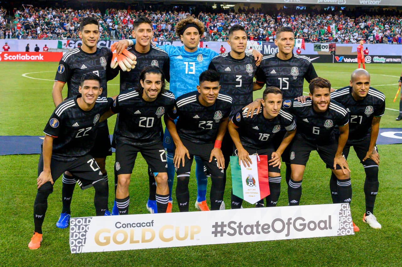 Jonathan dos Santos (abajo, segundo de derecha a izquierda) jugó como mediocampista en el planteamiento del técnico Gerardo 'Tata' Martino.