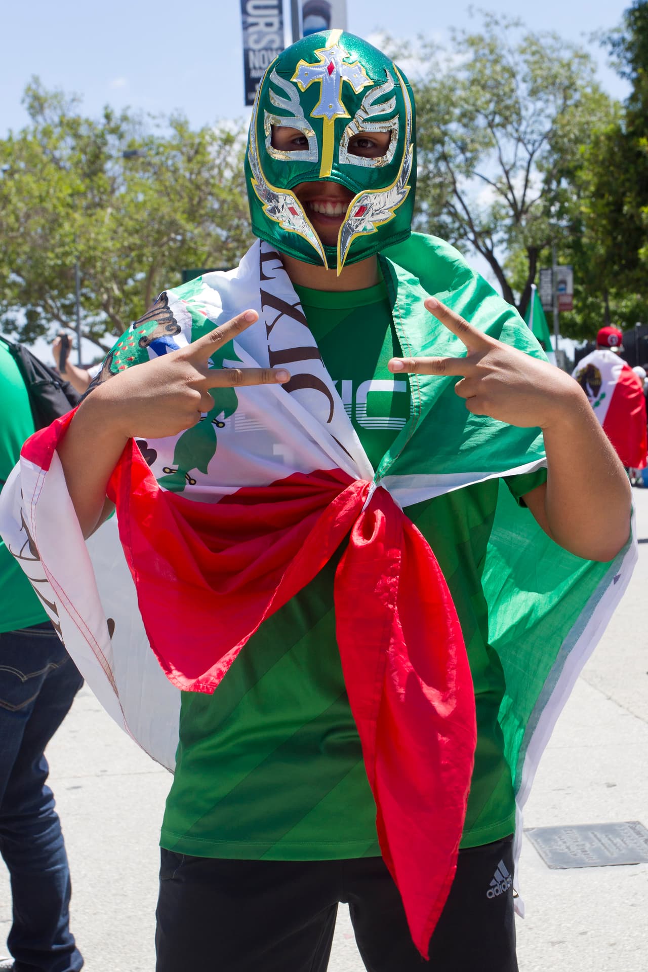 Con sombreros, maquillaje, máscaras y sobre todo, mucha actitud y mucha fiesta, la afición mexicana de Los Angeles apoyó de gran manera al TRI en su partido ante Croacia.