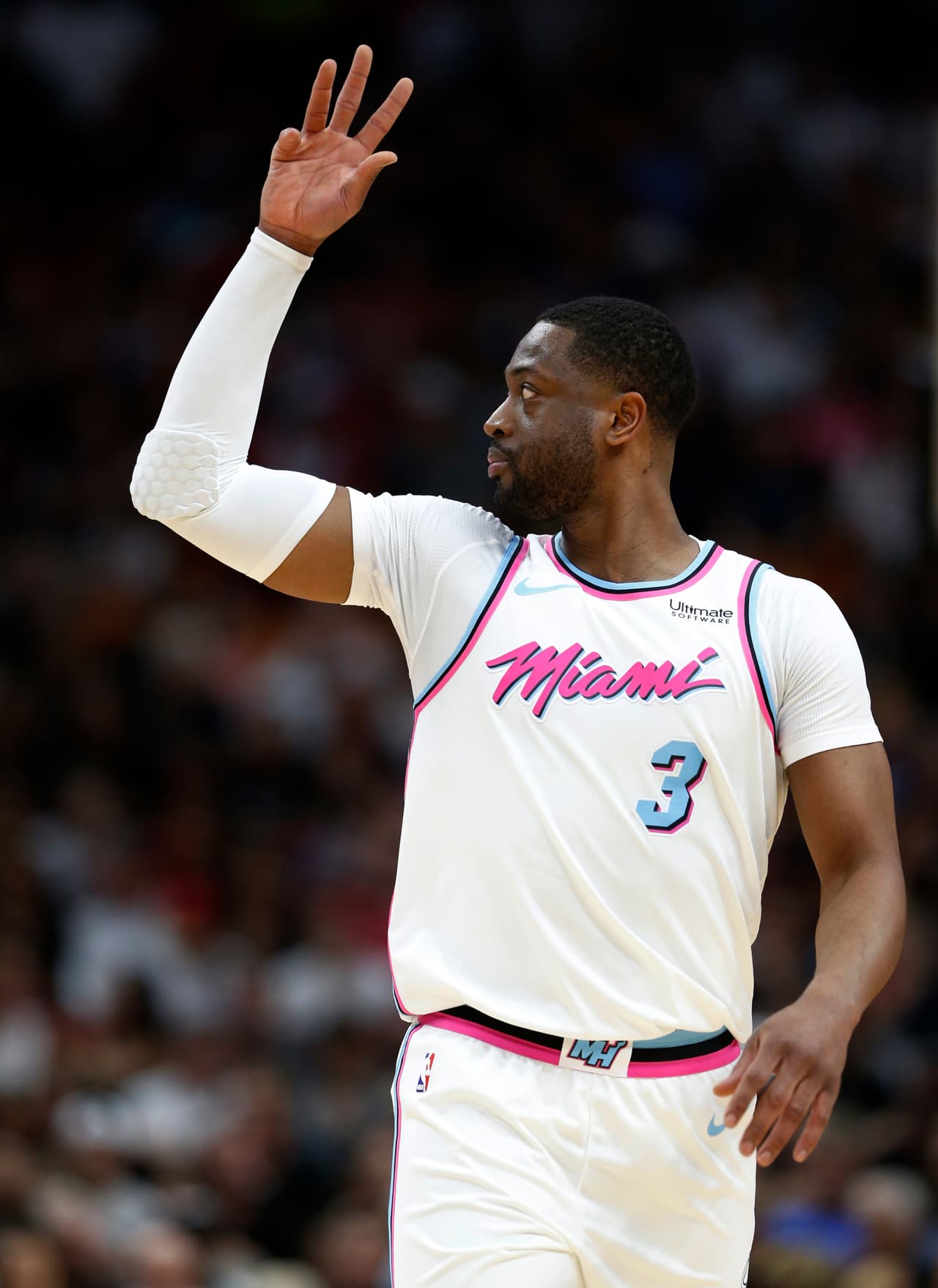 En el regreso de Dwyane Wade con Miami, el Heat derrotó 91-85 a los Milwaukee Bucks para romper una racha de cinco derrotas consecutivas.