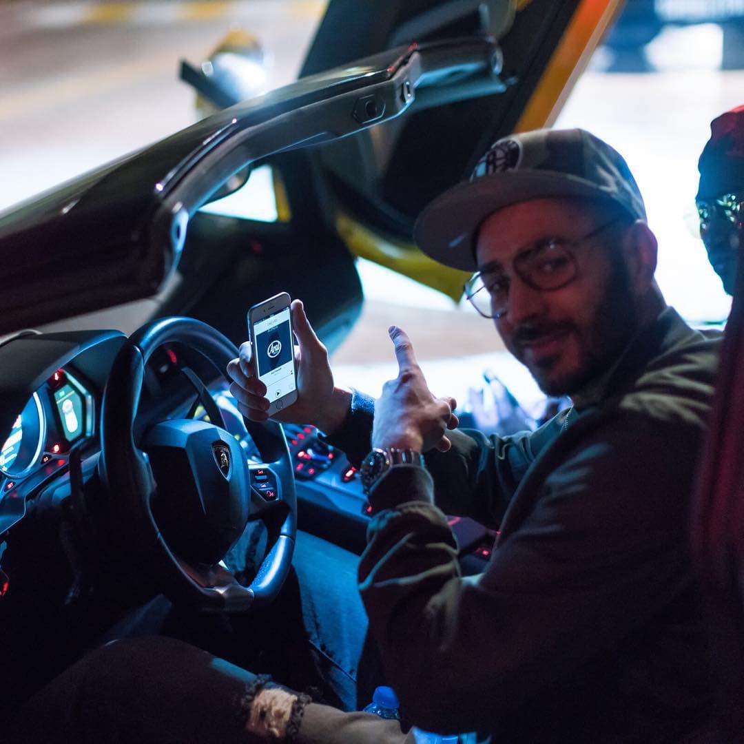 Por dentro, el Aventador representa una combinación de exclusividad y vanguardia de lujo, muy acorde al estilo de vida de Benzema. Su precio ronda los
<b>400,000 dólares</b> para la variante más básica.