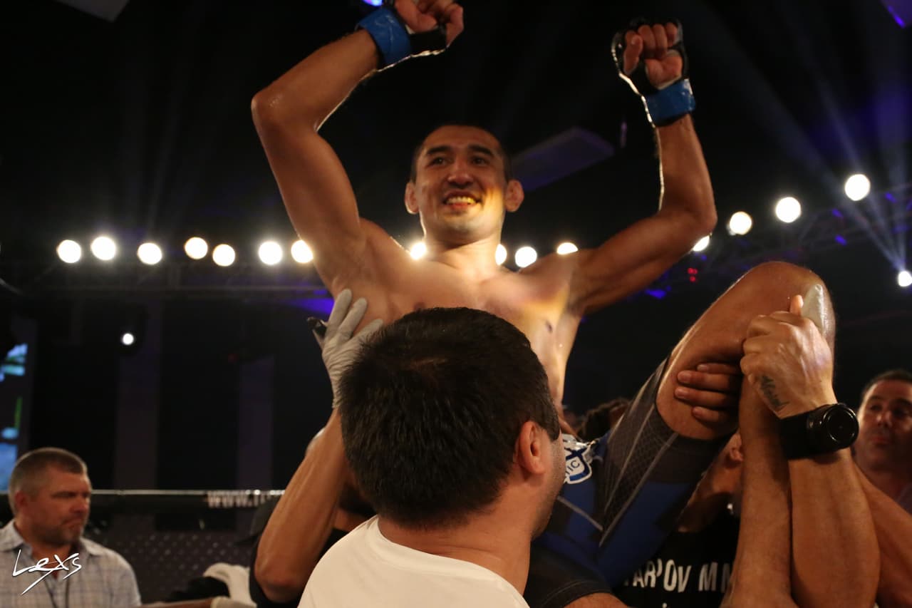 El nuevo campeon Farkhad Sharipov de Orlando (Florida) tuvo decisiún unánime a su favor con tarjeta 79-73, 78-74 y 77-75 como ganador.