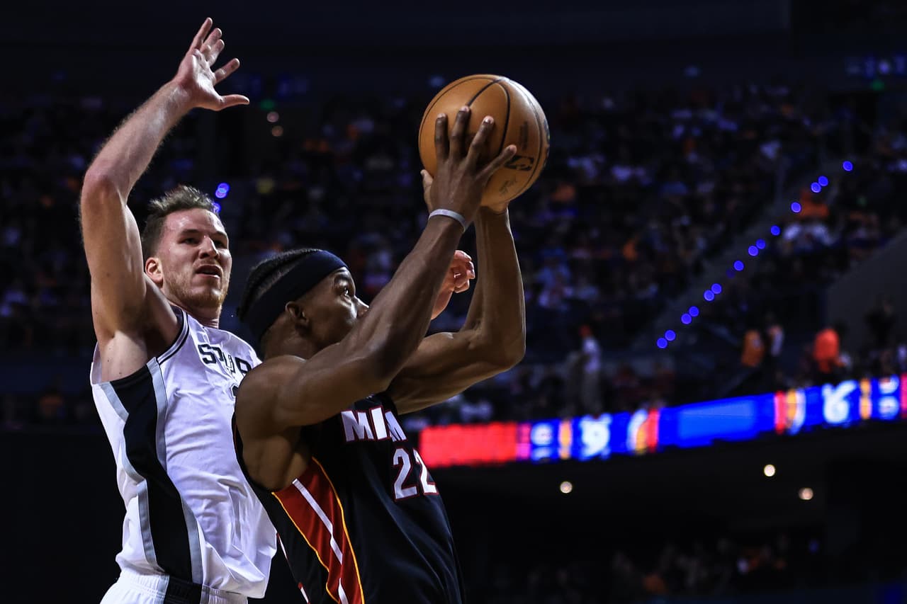 El Miami Heat derrota a los San Antonio Spurs en la Ciudad de México