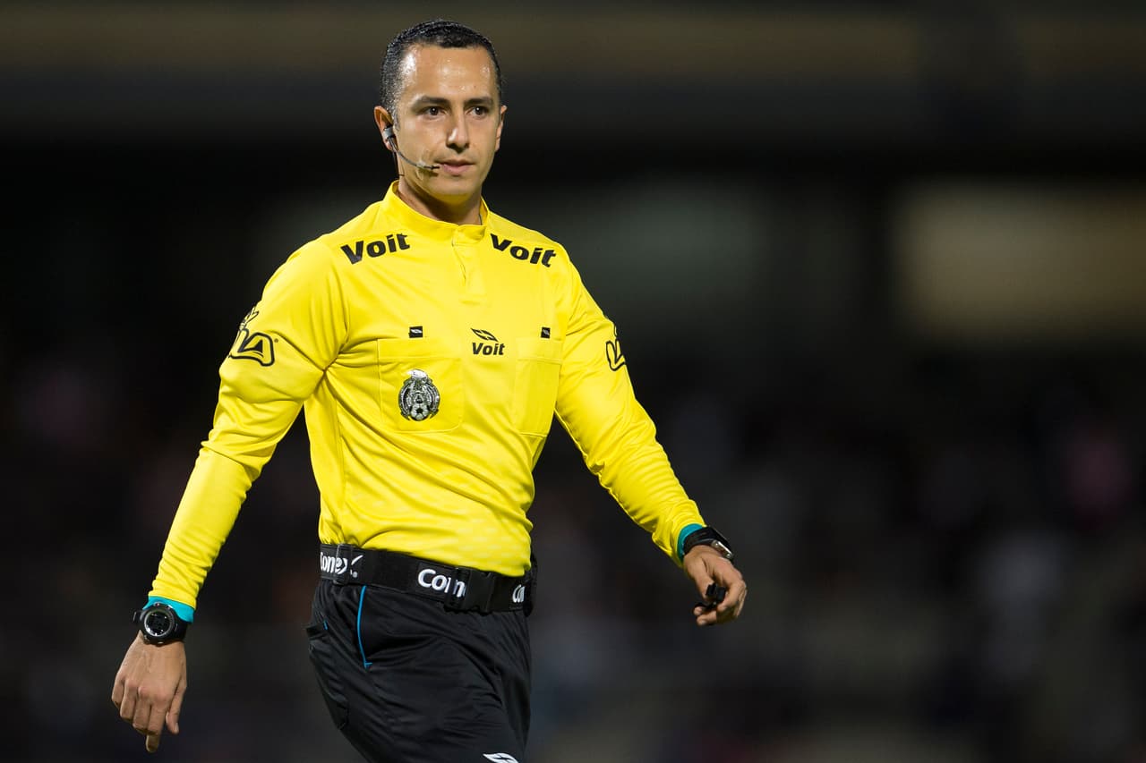 El partido se jugó con mucha intensidad pero sin mala intención. Eduardo Galván requirió sólo de 3 amonestaciones para controlar las acciones.