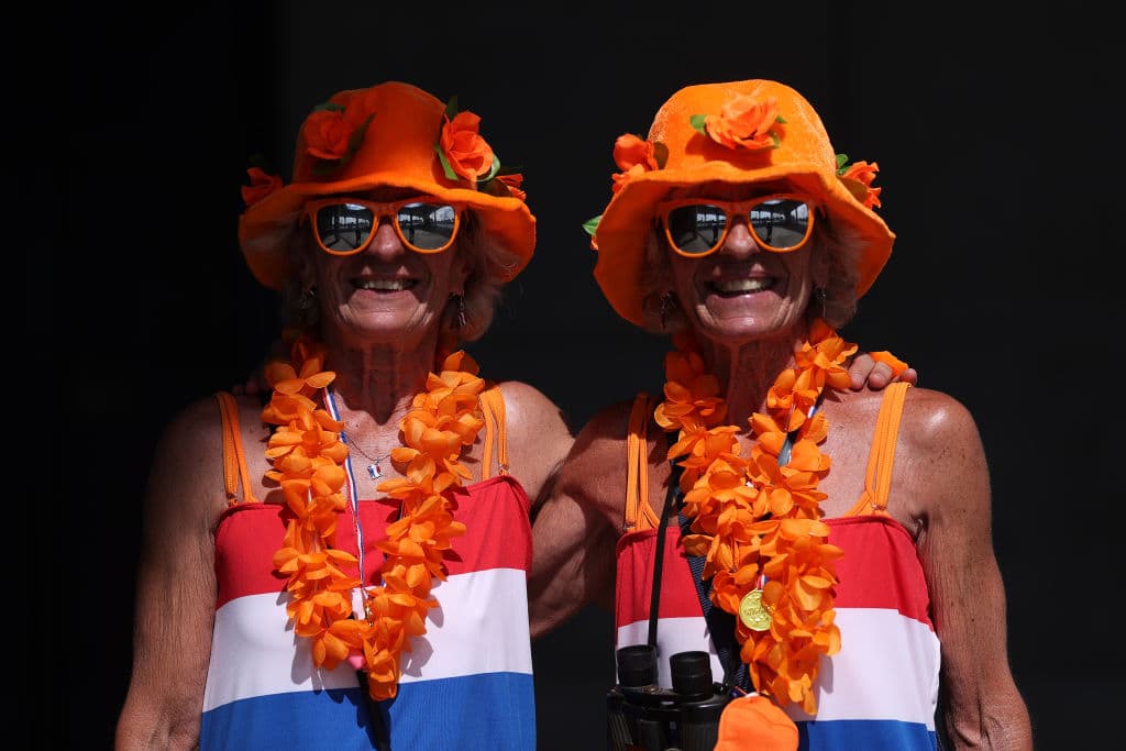 Entre banderas, gritos, sombreros y confetis, fanáticos de ambos países se reúnen para la fiesta del futbol más grande de Europa y apoyar a sus equipos en los Octavos de Final de la Euro 2020.