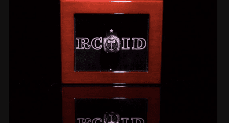 Cada anillo se presentará en un estuche de madera con el acronismo RCTID (Rose City hasta la muerte).