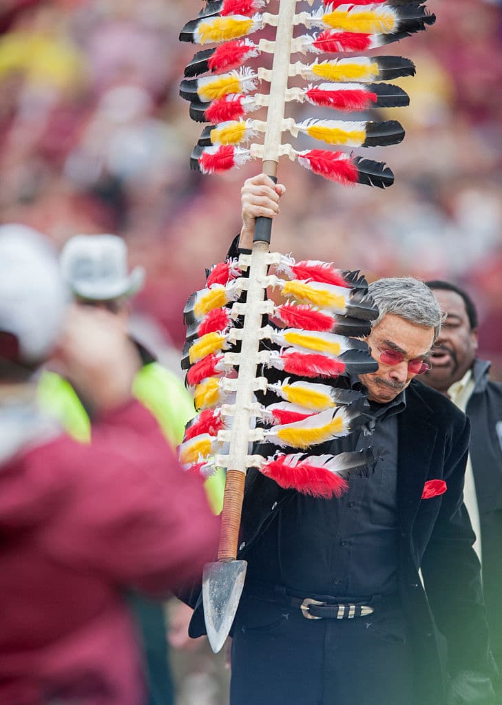 Con frecuencia invitado al Doak Campbell Stadium, para ver a sus amados Seminoles de Florida State, su
<i>alma mater</i>. Aquí en un juego con el ritual de clavar la lanza antes del juego. En paz descanse.