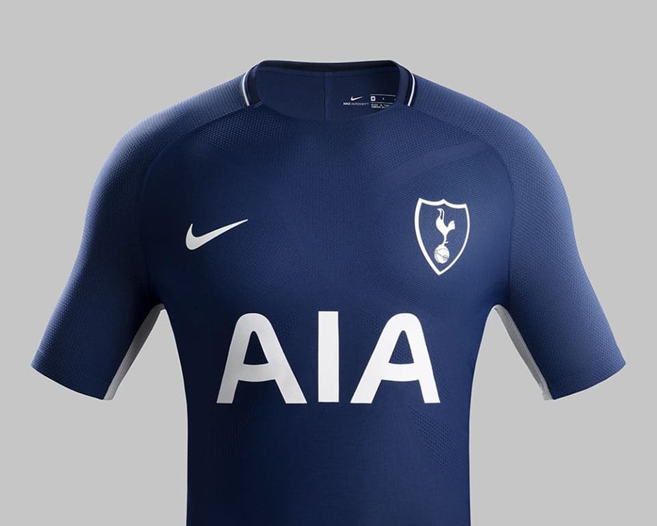 La equipación alternativa será igual en diseño, solo que con un azul oscuro que irá acompañado de pequeños detalles blancos.