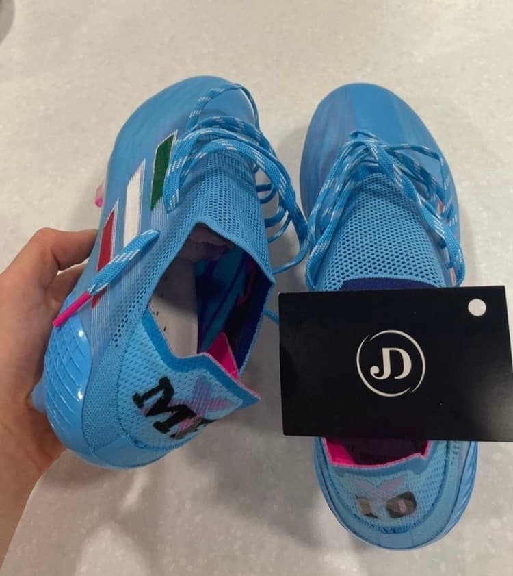 Marcelo Flores presume amor al Tri en sus nuevos tenis