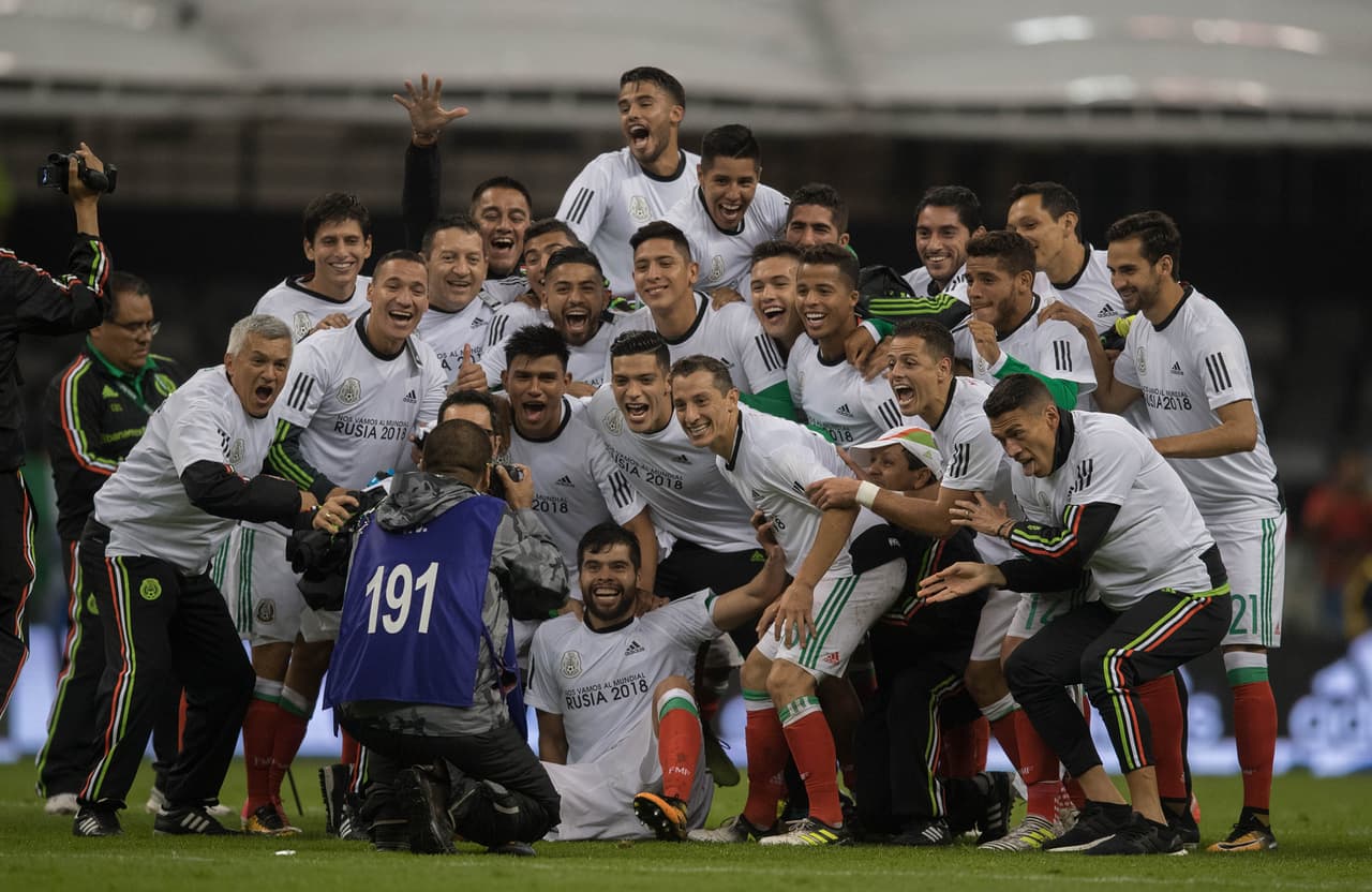 Action photo during the match Mexico vs Panama corresponding to the Eliminations to the World Cup Russia 2018, in the Azteca Stadium. Foto durante el partido Mexico vs Panama correspondiente a las Eliminatorias Rumbo al Mundial Rusia 2018, en el Estadio Azteca, en la foto: Jugadores celebran el pase al Mundial de Rusia 2018 01/09/2017/MEXSPORT/David Leah.
