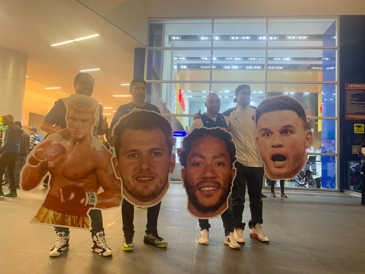 La afición mexicana luce diferentes jerseys, desde LeBron James hasta el de Najera.