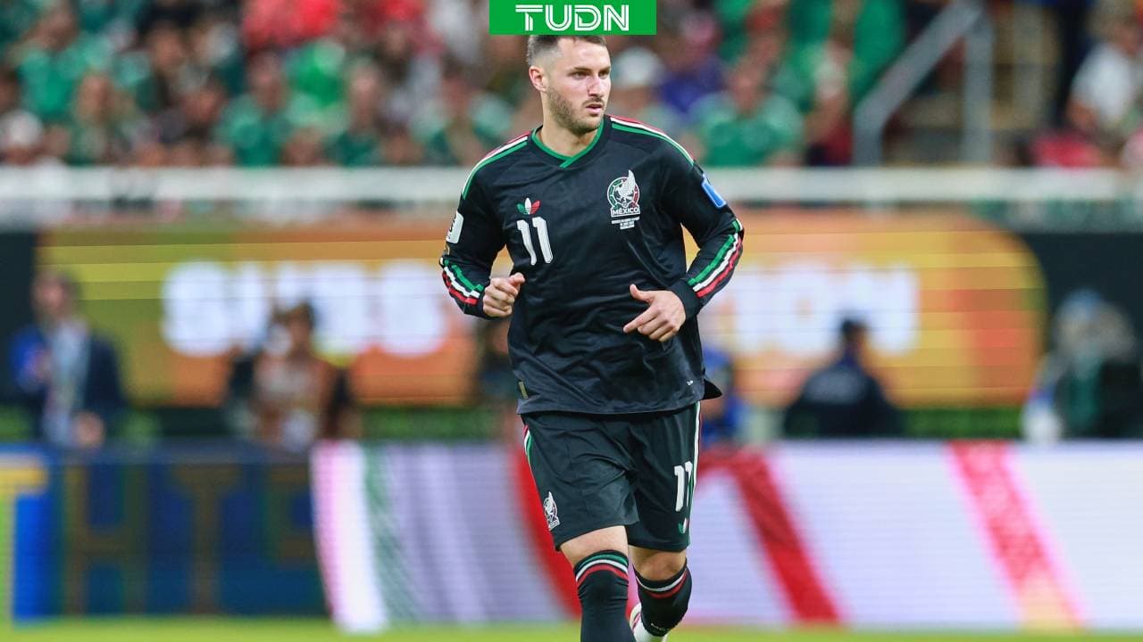 El mexicano Santiago Giménez también interesa en el futbol de España