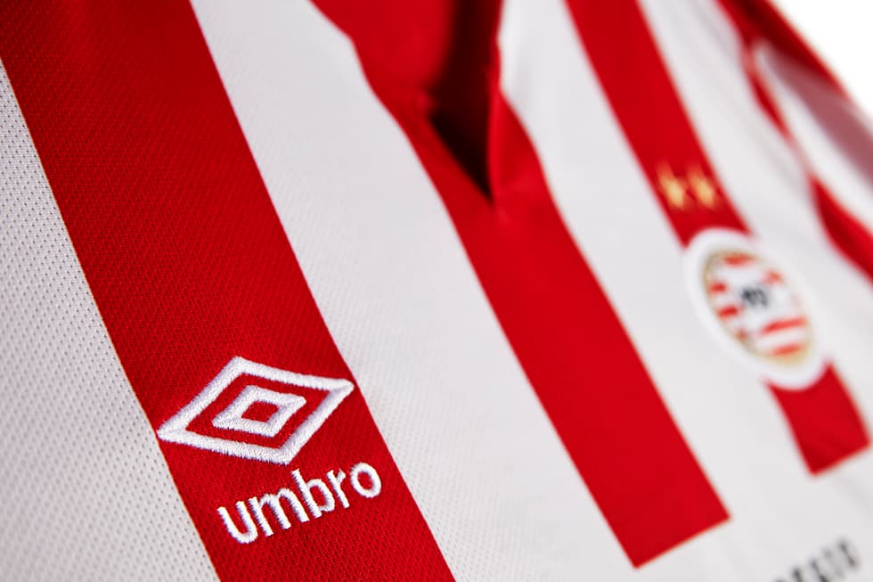 El equipo de Eindhoven ha dado a conocer su jersey principal de la próxima temporada. El clásico diseño con bastines verticales son protagonistas con un corte clásico en el que no hay detalles de otros colores. Además, como ya es habitual, su short será negro y las medis blancas.