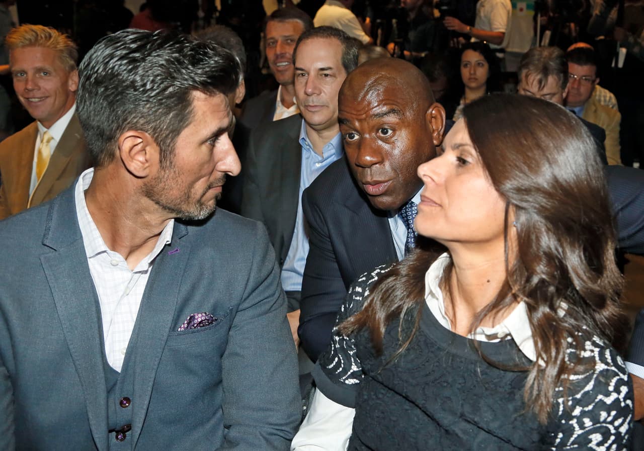 Además están la superestrella femenina de fútbol, Mia Hamm, y su esposo, el exjugador de la MLB, Nomar Garciaparra.