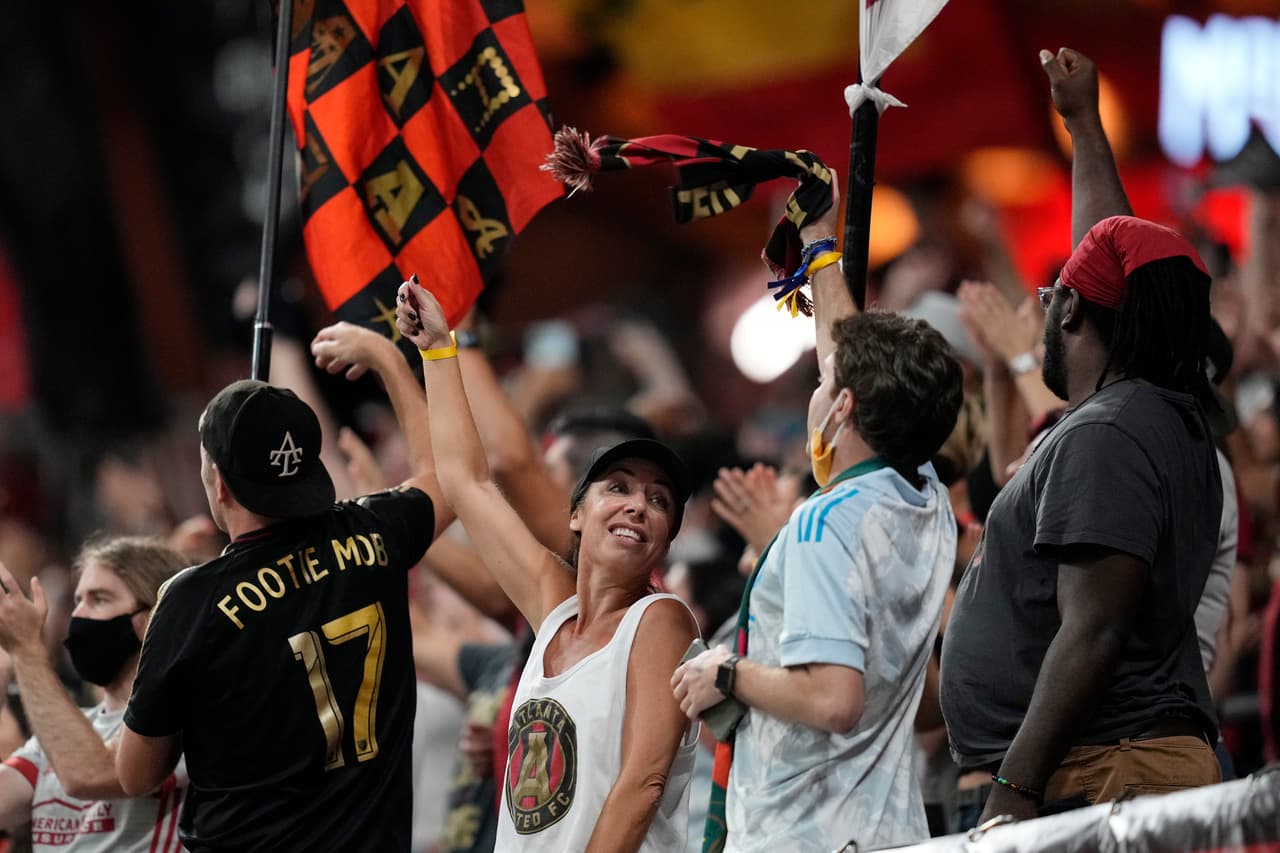 La multitud siempre responde en el Mercedes-Benz Stadium.
<br>