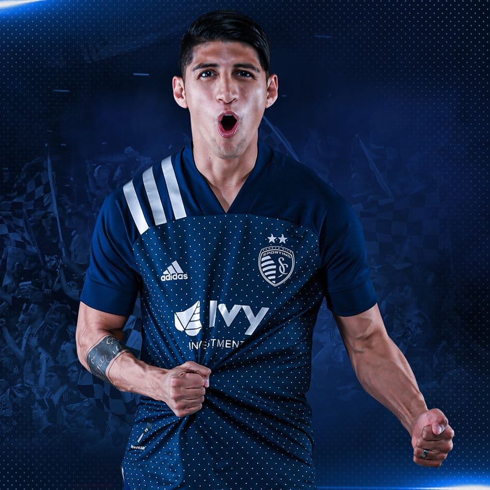 Alan Pulido exhibe la camiseta alternativa que SKC usará en la temporada 2020.