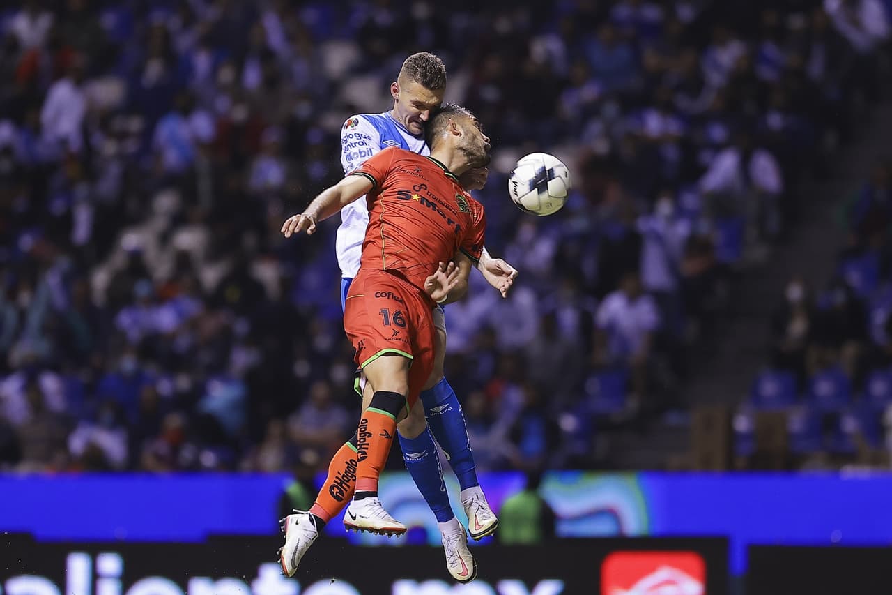 El primer tiempo careció de ocasiones de gol en ambas porterías. Ambas escuadras tuvieron presencia en el área, pero sin el toque final.