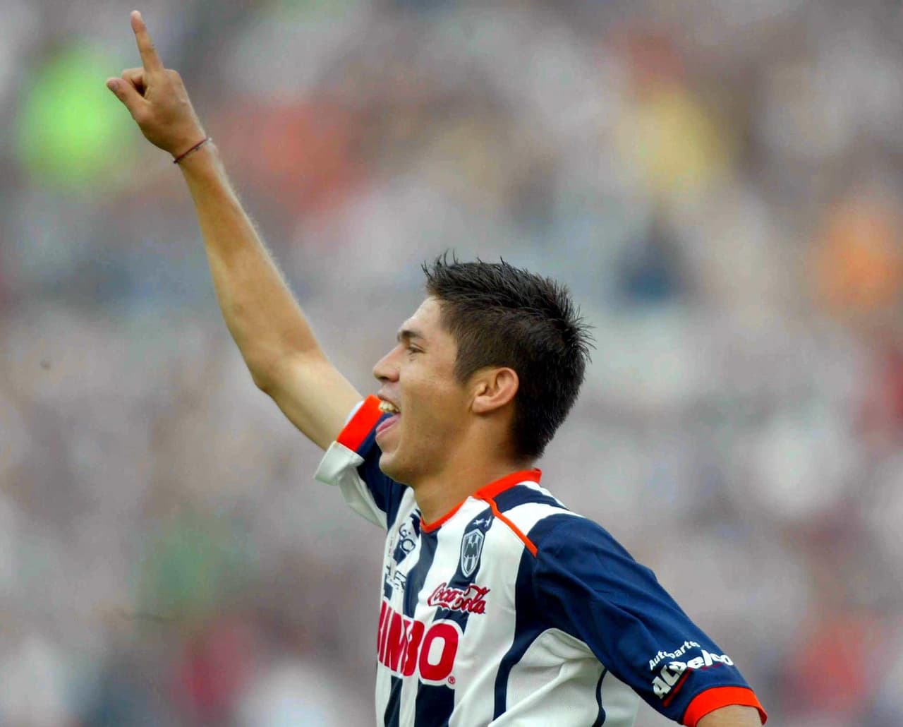 La historia de Oribe inició en el 2003 en el fútbol profesional cuando debutó con el Morelia, pese a que solo jugó dos partidos. Pasó al León, marcó 10 goles en 30 partidos y se puso la playera del Monterrey.