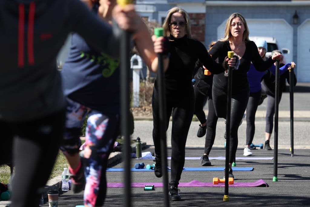 Tras la emergencia del coronavirus, Jamie Benedik organizó clases de fitness a puerta abierta en Long Island. Los asistentes tomaron la sesión conservando una distancia prudente entre ellos.