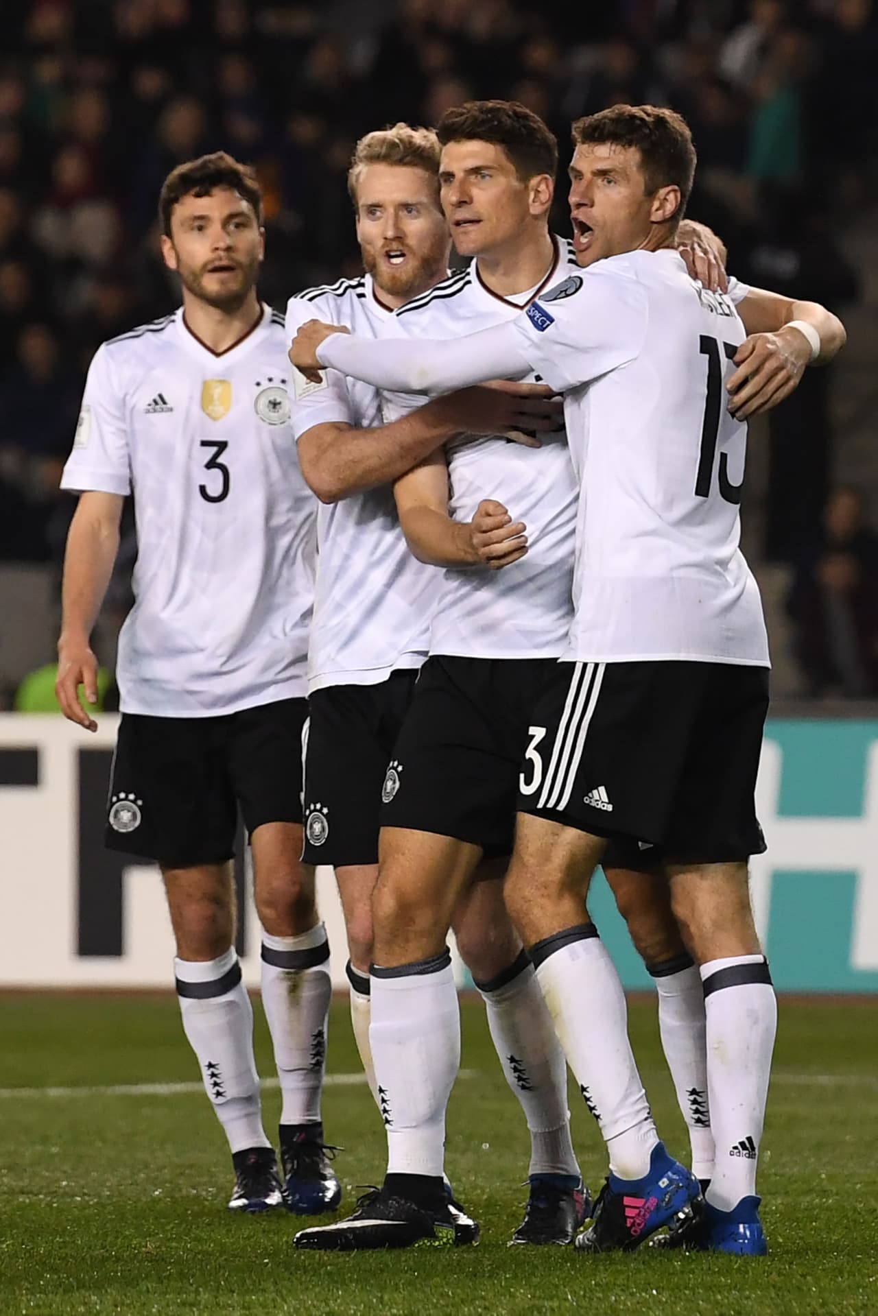 El 3-1 para los alemanes lo consiguió el delantero Mario Gomez al minuto 45. El '9' del Wolfsburgo marcó su primer gol en esta eliminatoria, en la cual ha participado en 2 partidos.