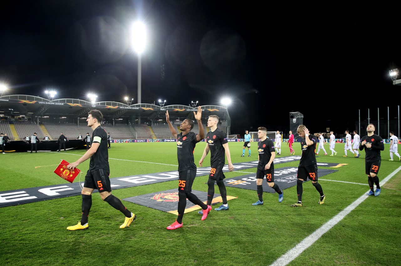 El delantero de casi 1.90 metros ingresando al Linzer Stadion para el duelo a puerta cerrada ante LASK.