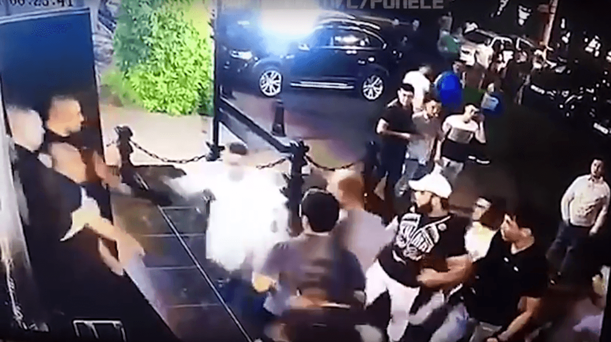 De manera repentina y cuando los guardias parecían estar descuidados, apenas se ve la mancha blanca de Dzhamshid Kenzháyev en plena arremetida.