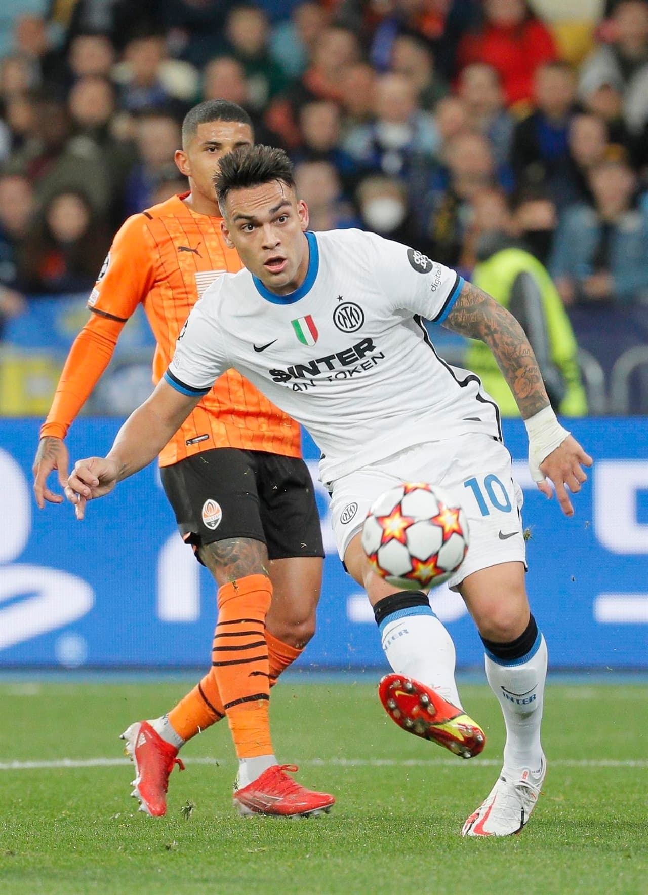 Inter de Milán y Shakhtar Donetsk no se hacen daño durante la Fase de Grupos en la UEFA Champions League. La escuadra ucraniania tuvo más peso durante el encuentro, sin embargo la visita tuvo más oportunidades en los últimos minutos del encuentro y ambos suman un punto.