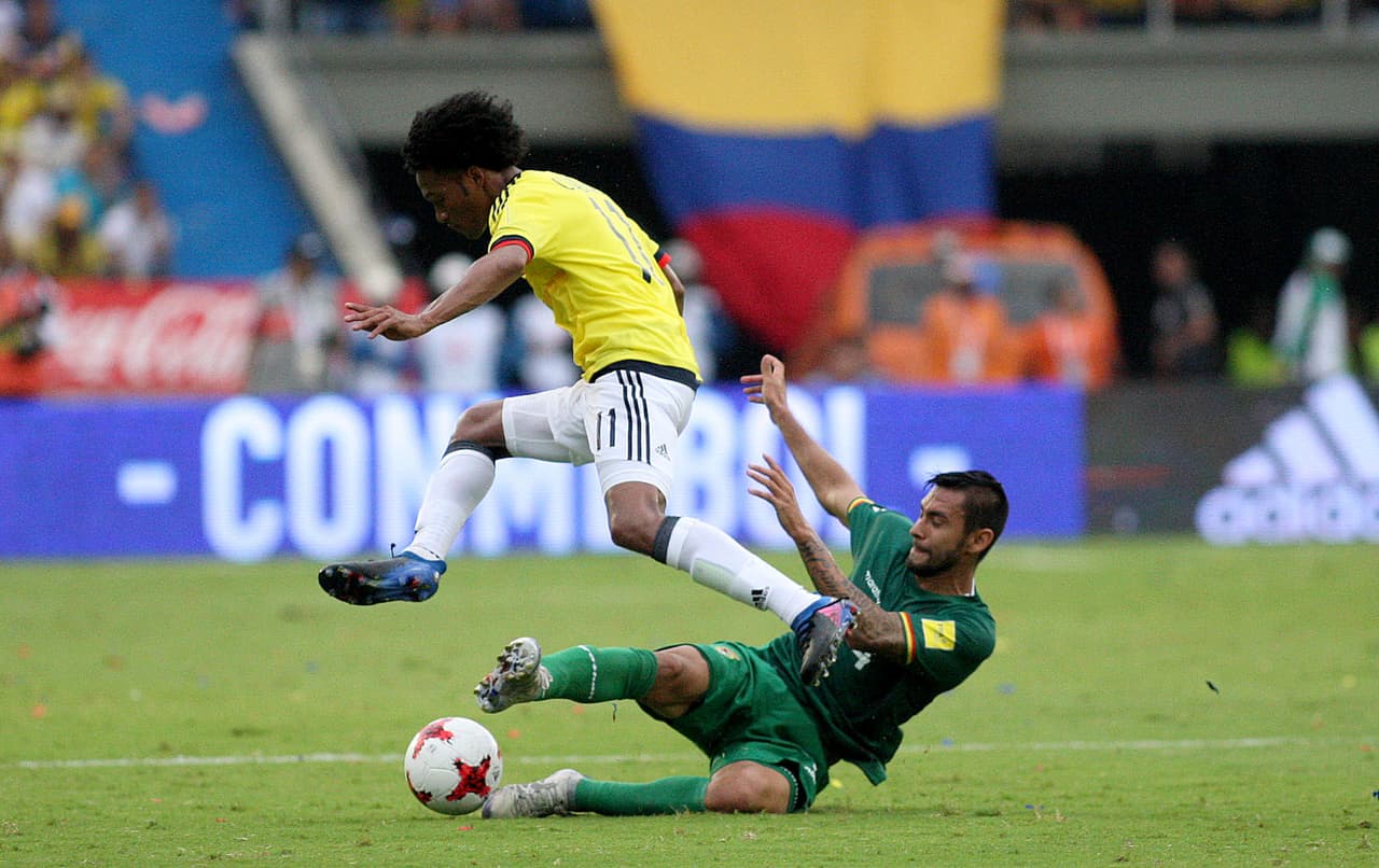 Cuadrado en un duelo con un jugador boliviano, que le quitó sin problema la pelota. Al jugador de la Juventus fue al que le cometieron el penal que James terminó cambiando por gol.