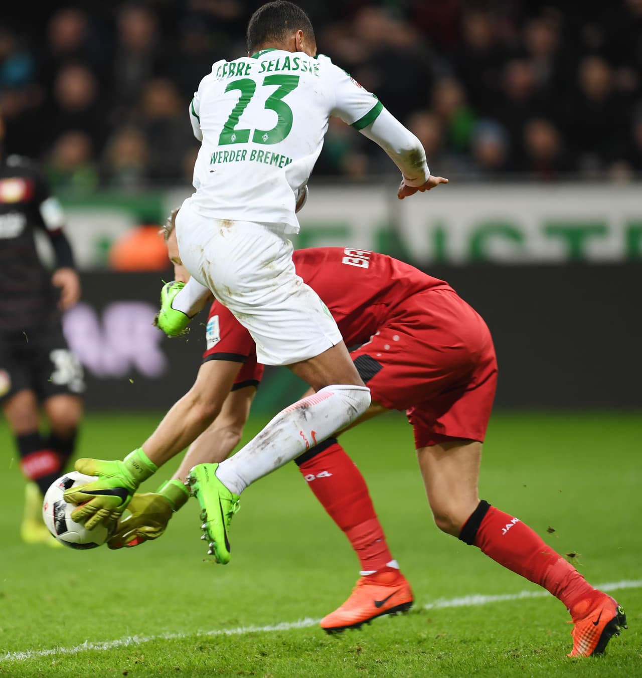 Una de las jugadas más dramáticas del partido la protagonizaron el portero Bernd Leno (Leverkusen) y Theodor Gebre Selassie (Bremen).