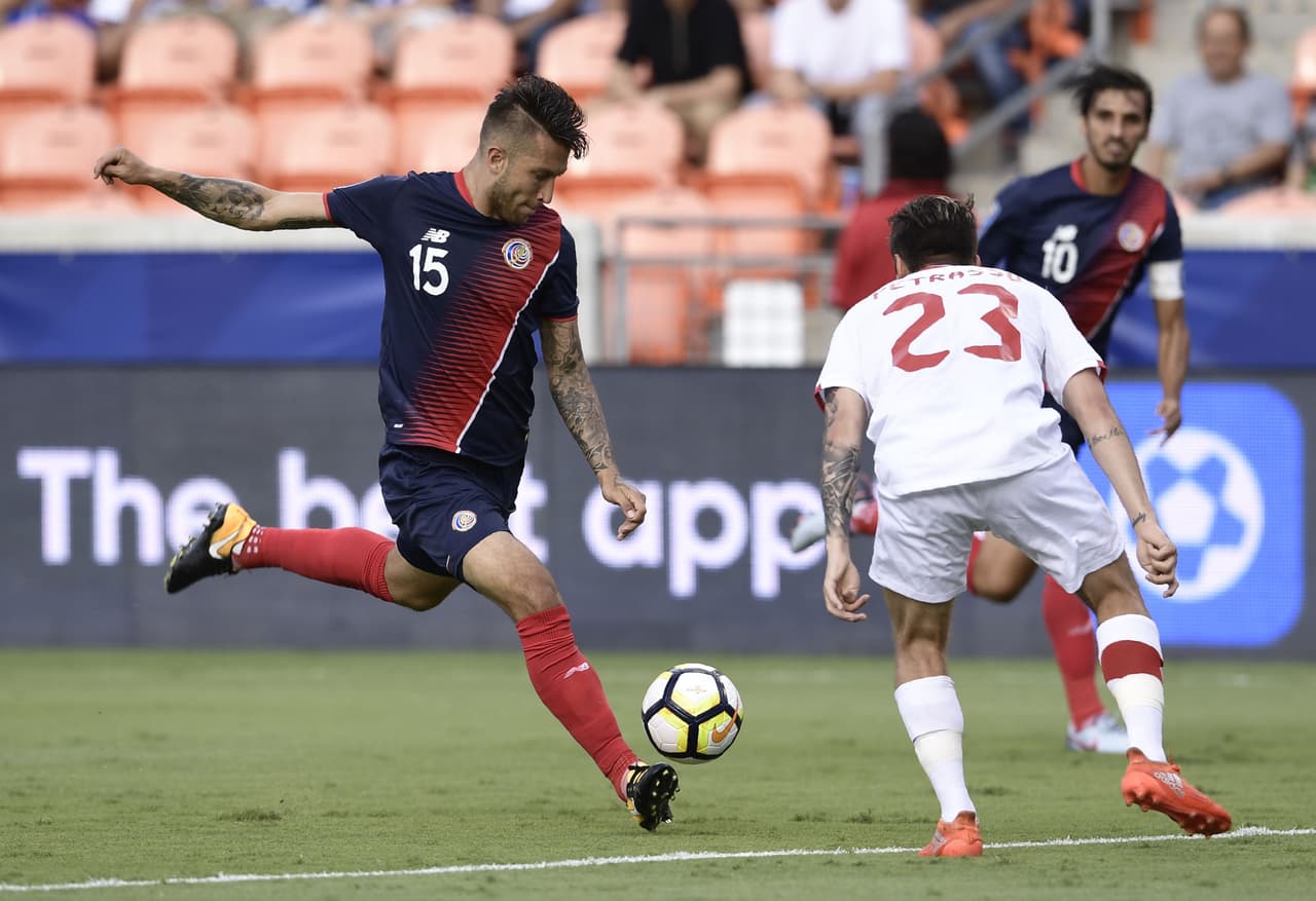 Al minuto 69, Alphonso Davies tuvo que salir de cambio por una aparente lesión.