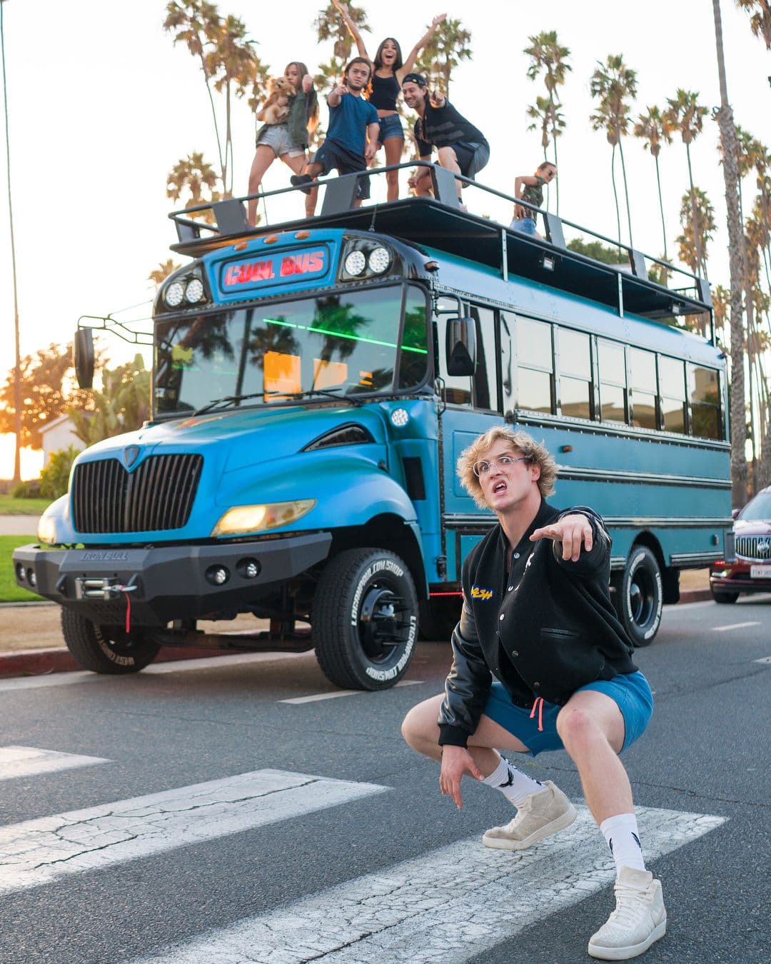 <h3 class="cms-H3-H3"><b>Bus escolar modificado</b></h3>
<br>
<br>Para Logan Paul este no es un ‘school bus’ (bus escolar), sino más bien un ‘cool bus’ (bus en onda). El
<i>youtuber</i> se hizo con esta unidad en el año 2017 y fue modificada acorde a sus gustos por el equipo de West Coast Customs, el mismo del programa ‘Enchúlame la Máquina’ que era transmitido por MTV. El autobús incluye una pantalla de 50 pulgadas con Apple TV y wifi, un microondas, una cocina, una hamaca, un sistema de audio de 30 bocinas y un juego de luces ambientales LED, entre otros elementos fuera de serie.