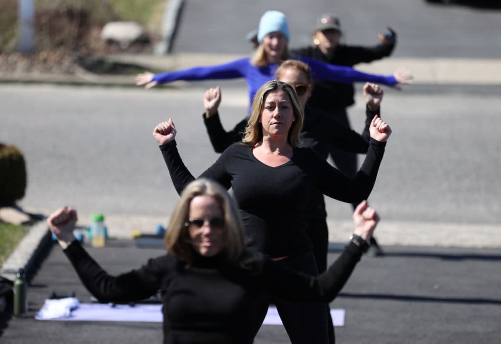 Tras la emergencia del coronavirus, Jamie Benedik organizó clases de fitness a puerta abierta en Long Island. Los asistentes tomaron la sesión conservando una distancia prudente entre ellos.