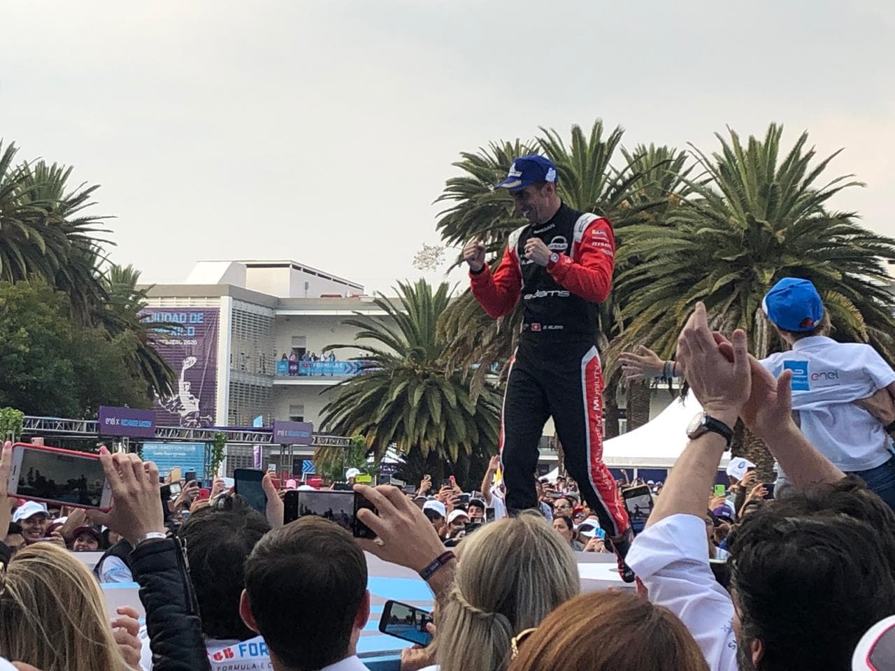 Con el último voltio de su batería arrebató la bandera de cuadros en el Autódromo Hermanos Rodríguez.