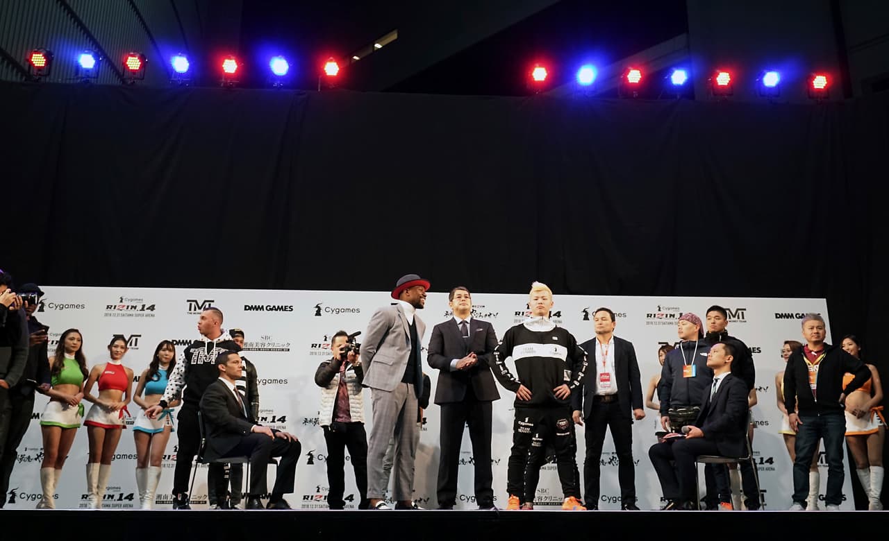 El boxeador tendrá su primera experiencia en el kickboxing en un combate de exhibición de tres rounds en la víspera de Año Nuevo.