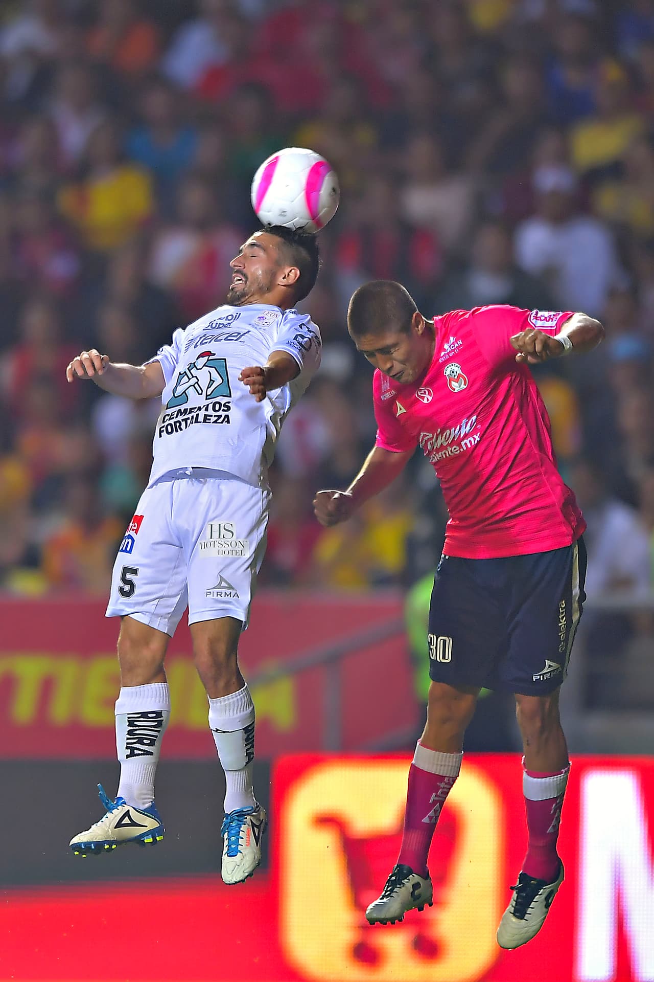 El partido se disputó en su mayor parte en el medio campo. Durante el segundo tiempo se vivieron las mayores emociones.