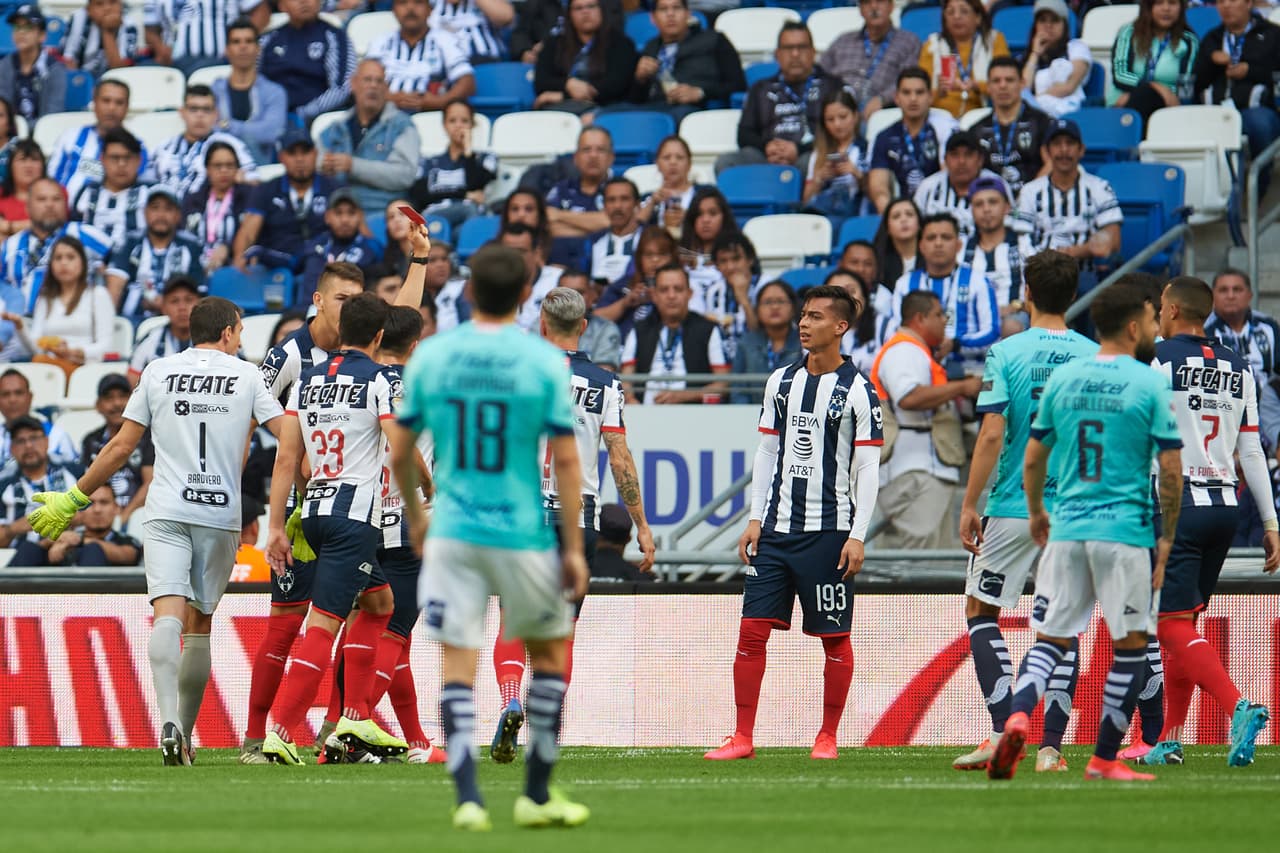 Daniel Parra se fue expulsado por Rayados al minuto 17.