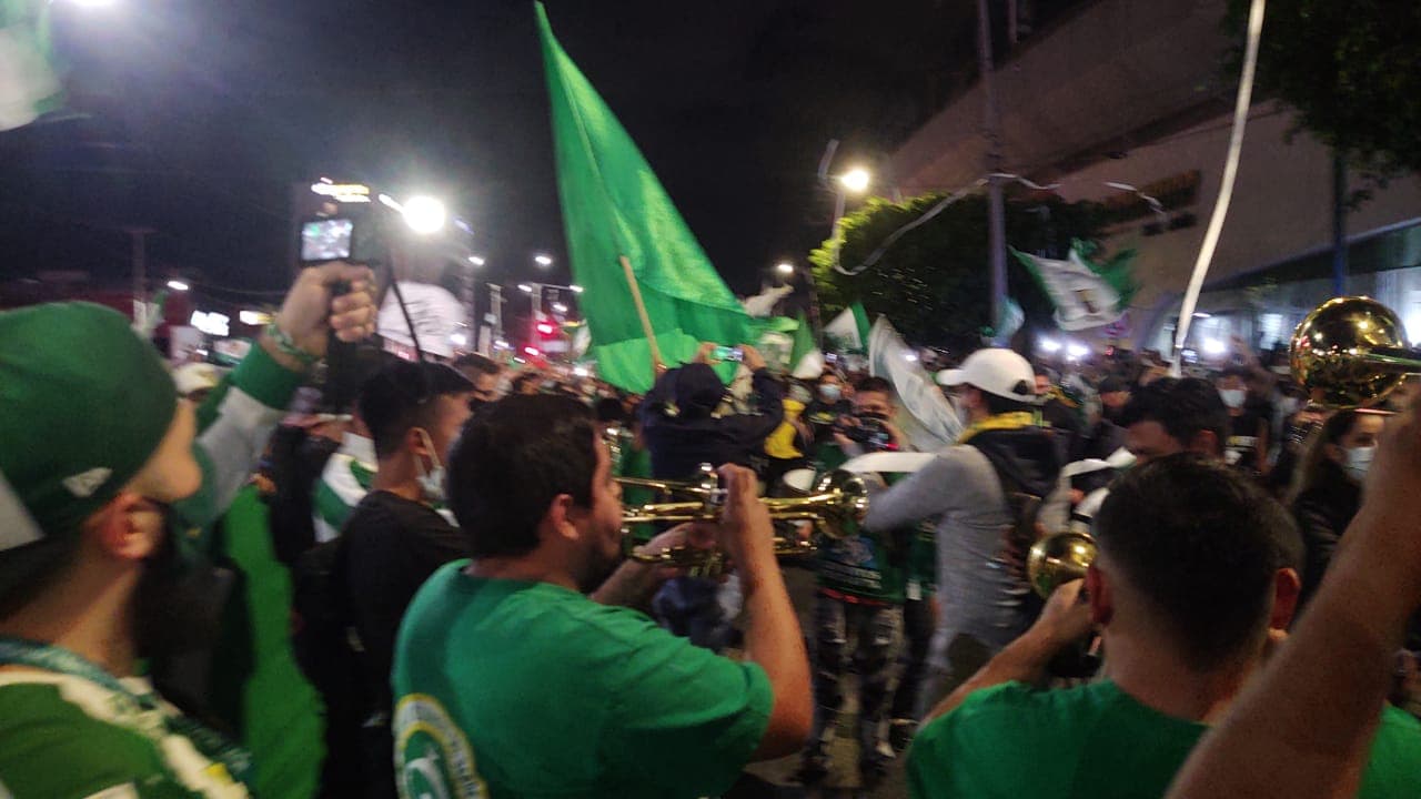 Así se vive la previa de la Semifinal de vuelta León vs Chivas | Los aficionados del conjunto esmeralda dejaron de lado los protocolos sanitarios para apoyar en el Estadio de León.