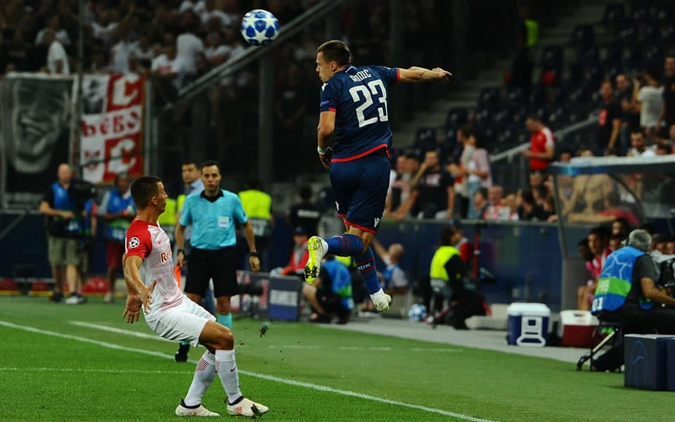 Con base en balonazos largos y centros fue que el Crvena Zvezda (el nombre del club en serbio) intentó horadar la cabaña de los austriacos, pero sin demasiado éxito.