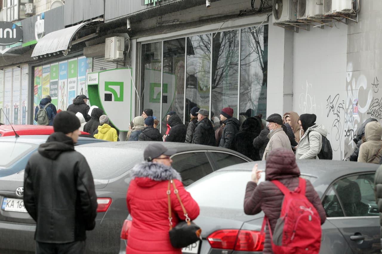 Una larga fila para retirar dinero de un cajero automático en Kiev, el 24 de febrero.