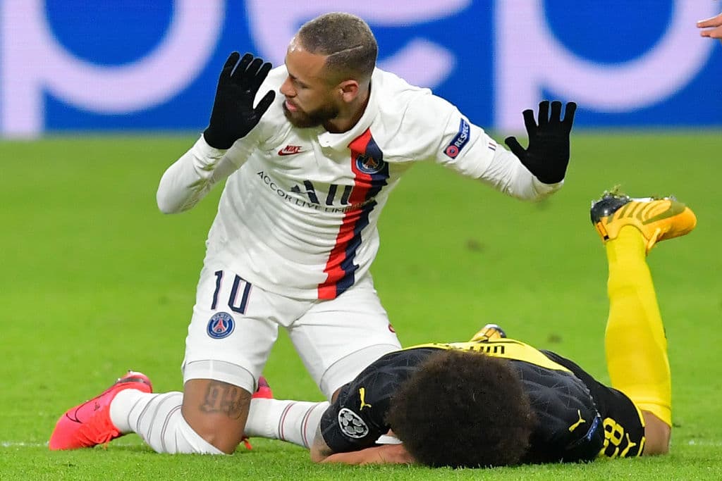 Un buen pase de Neymar para Thiago Silva y crear una última oportunidad de gol, pero el esférico vuela sobre la portería.