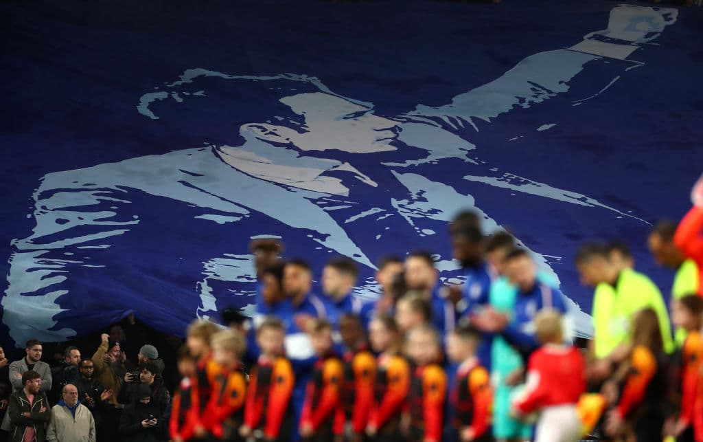 Un banner de Frank Lampard se deja ver entre la multitud, manager del Chelsea.