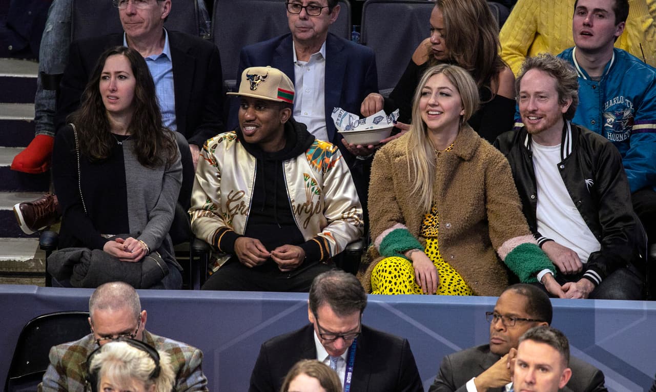 Chris Redd y Heidi Gardner, en las tribunas.