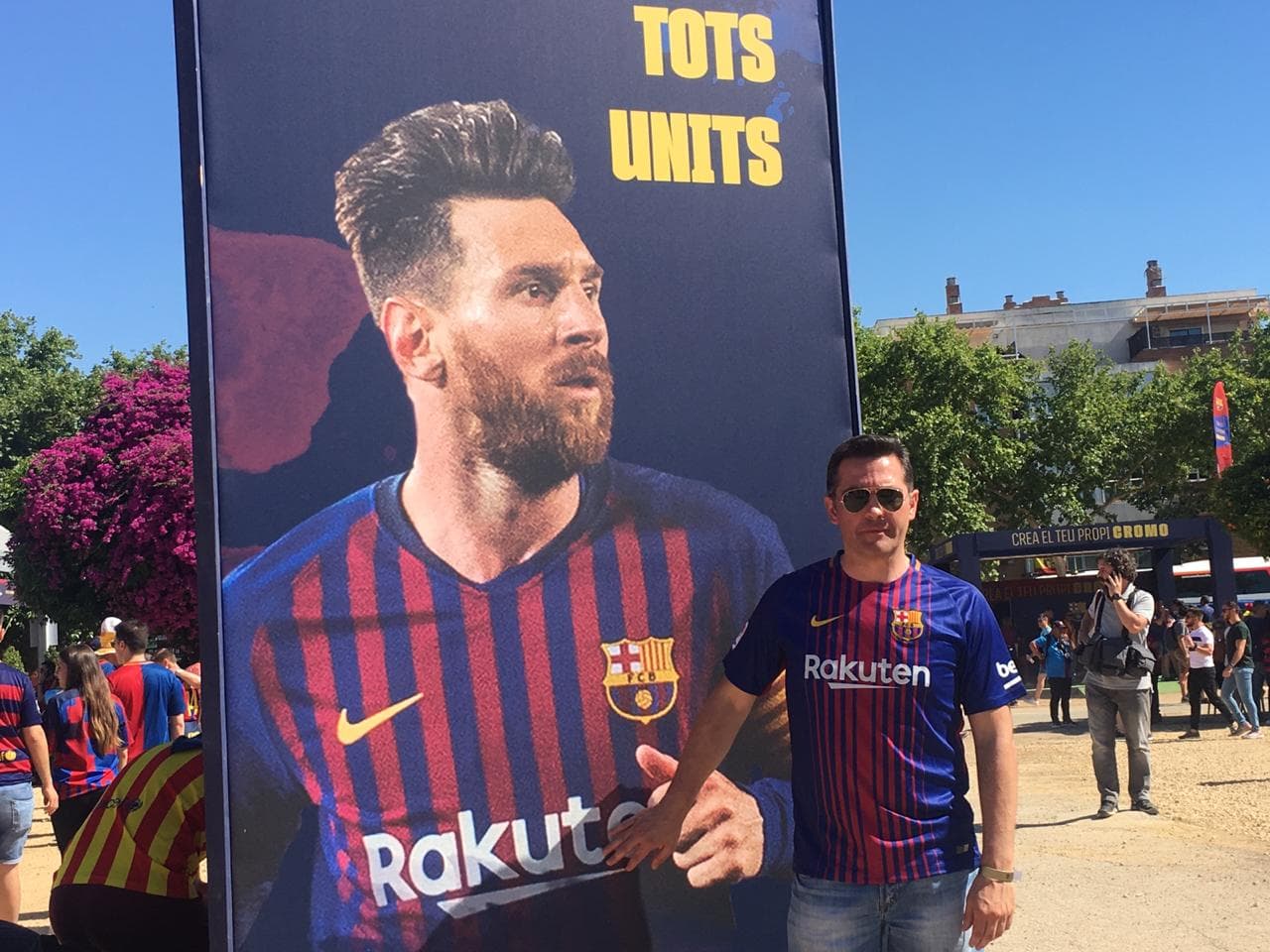 Sevilla ha sufrido el asalto de miles de aficionados del Barcelona y el Valencia, que han llegado con la ilusión de conseguir un título más en su palmarés en esta Copa del Rey. Desde muy temprano han colmado las calles de la ciudad andaluza y los FanFest dispuestos por la Real Federación (RFEF) en las cercanías del Estadio Benito Villamarín.