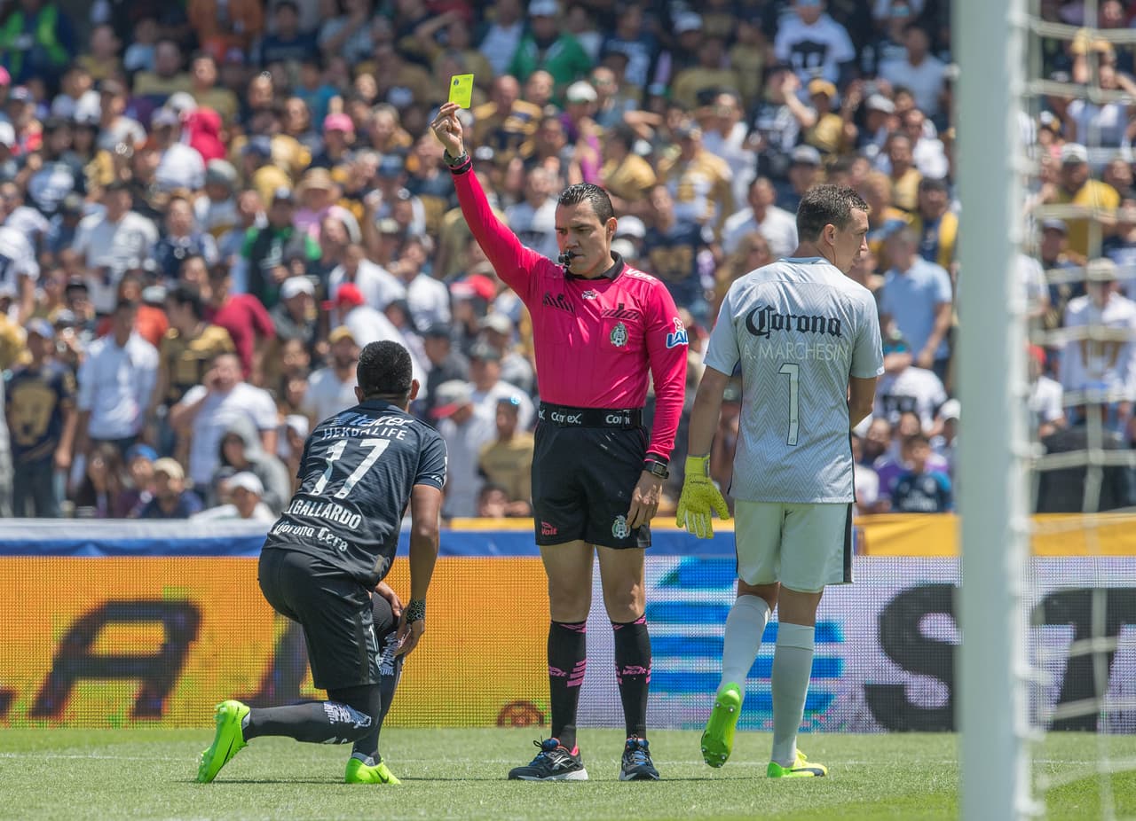 Por simular una falta, Jesús Gallardo recibe la tarjeta amarilla en el segundo minuto de juego.