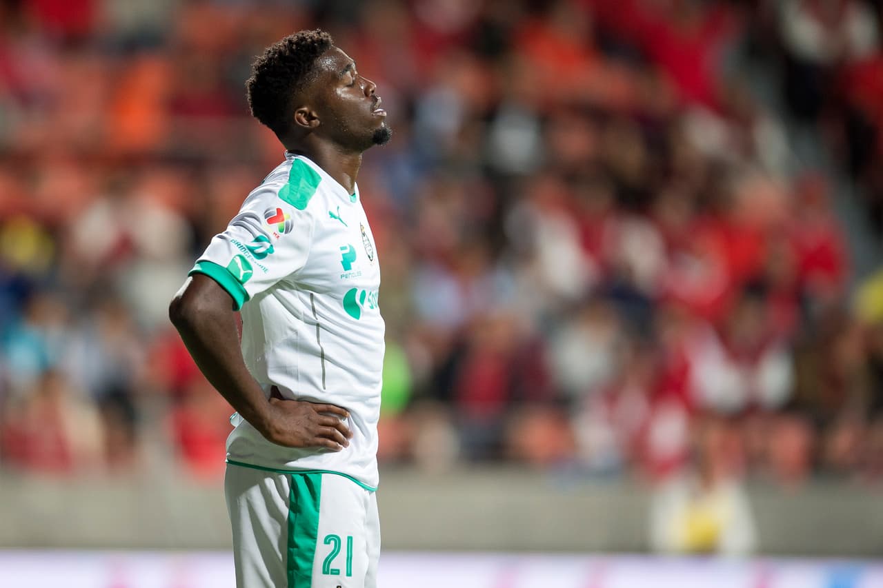 Con Djaniny ocurrió algo similar pues su suma de minutos se ha reducido radicalmente, he incluso, el entrenador santista prefirió jugar sin un centro delantero nominal en buena parte del partido ante el América.