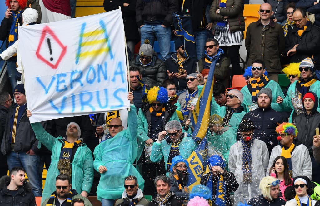 Las tribunas del Dacia Arena se pintaron de colores con la visita del Hellas Verona en una rivalidad añeja que se remonta a los años 80.